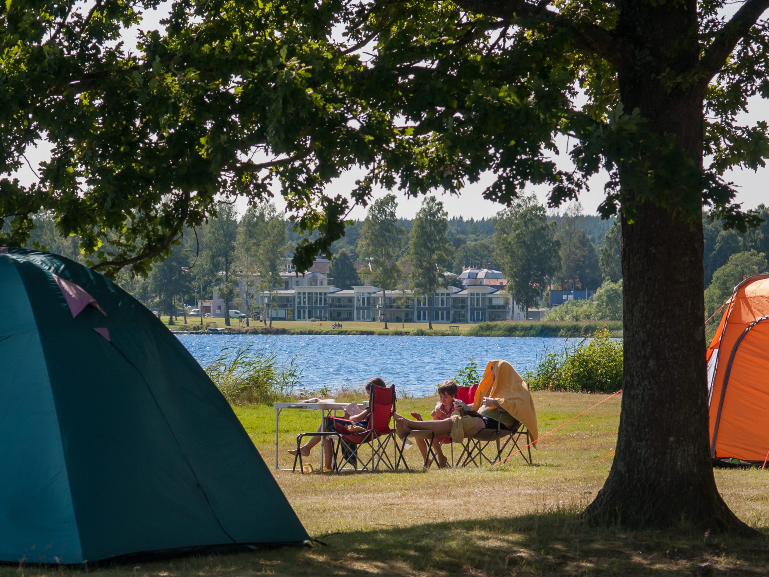 Vy över campinggäster och tält på Hultsfreds Strandcamping