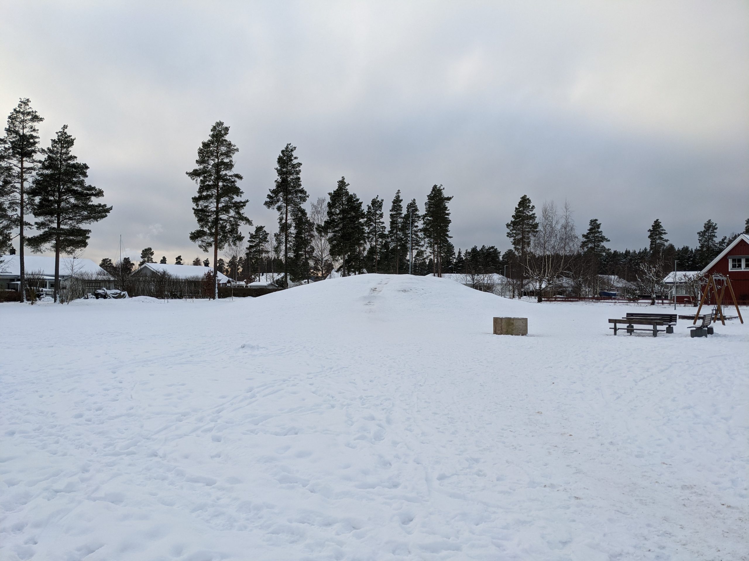 Snöig pulkabacke i bostadsområde